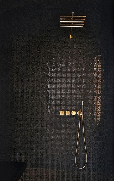 zwarte mozaiek Drømme Bad, Black Mosaic Tile, Mosaic Bathroom Tile, Black Mosaic, Bad Inspiration, Bathroom Shower Tile, Interior Illustration, Black Tiles, Bath Room