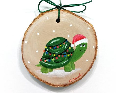 Turtle Christmas, Cat Christmas Ornaments, Christmas Rock, Painted Christmas Ornaments, Christmas Wood Crafts, Wood Slice Ornament, Wood Christmas Ornaments, Wooden Ornament, Painted Ornaments