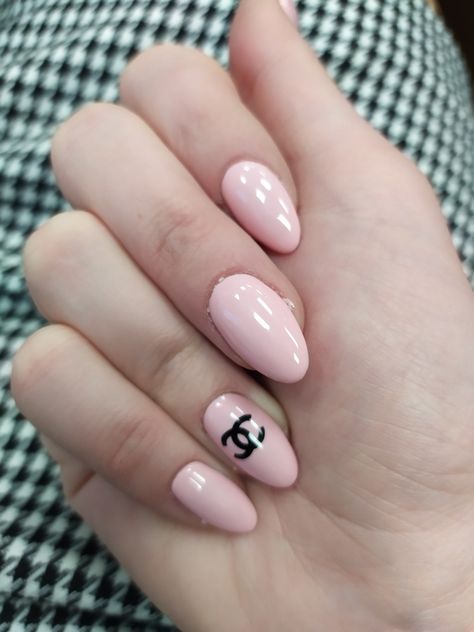 #acrylic #nails #pink #chanel Chanel Logo Nails, Chanel Nails Pink, Chanel Acrylic Nails Design, Black Chanel Nails, Nail Ideas Butterfly, Pink Acrylic Nail Ideas, Nail Design Square, Chanel Nail Art, Channel Nails