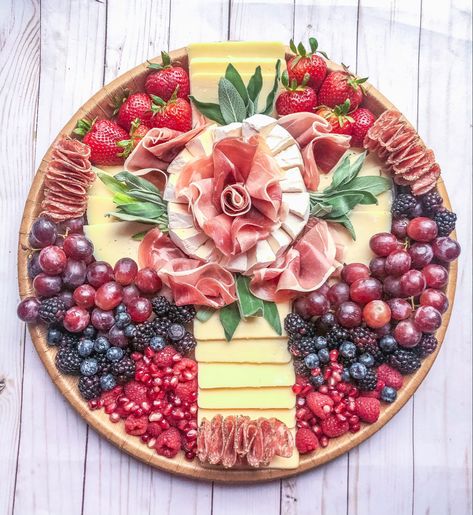 Confirmation Party Food Ideas, Communion Luncheon Ideas, Communion Food Party Ideas, Easter Cross Charcuterie Board, 1st Communion Brunch Ideas, 1st Communion Food Ideas, First Communion Appetizers, First Communion Dinner Ideas, First Communion Meal Ideas