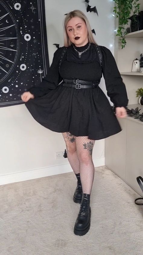 Laura George (@laurageorge.x) • Instagram photos and videos Goth Plus Size Fashion, Goth Plus Size, Harness Outfit, Alternative Grunge, Goth Style, Emo Goth, Fashion Styling, Goth Outfits, Goth Fashion