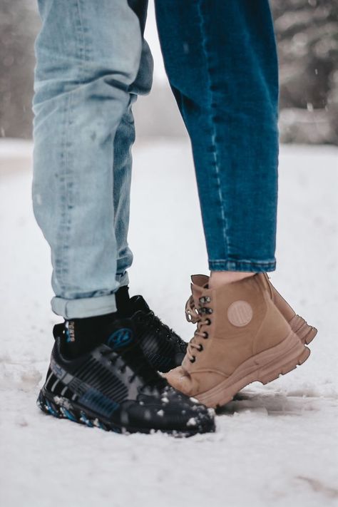 Snow Photoshoot Couple, Snow Couple Photoshoot, Couples Photoshoot Winter, Couple Photoshoot Winter, Winter Couple Pictures, Couple Photography Winter, Snow Engagement Photos, Christmas Couple Photos, Christmas Couple Pictures