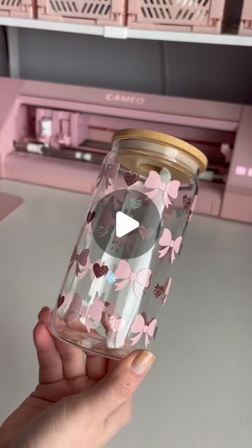 Making Cups With Cricut, Plastic Tumbler Vinyl Ideas, Cup Designs Ideas, Crichton Projects, Small Business On Instagram, Diy Vinyl Projects, Idee Cricut, Business On Instagram, Cricut Tips