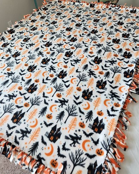 Halloween No Sew Blanket, Fall Diy Blankets, Halloween Knot Blanket, Halloween Blanket Making, Halloween Diy Blanket, Making Halloween Blankets, Fall Blanket Making, Halloween Blanket Diy, Halloween Tie Blankets