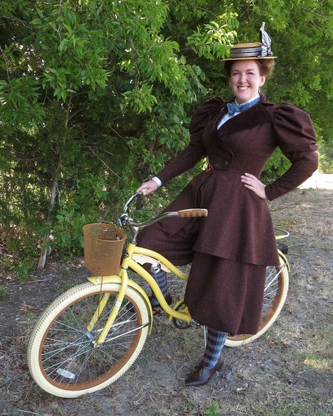 Festive Attyre: Victorian Cycling Costume Edwardian Cycling Outfit, Bee Costumes, 1890 Dress, Steampunk Patterns, Tweed Ride, Cycling Suit, 1890s Fashion, Biking Outfit, Victorian Costume