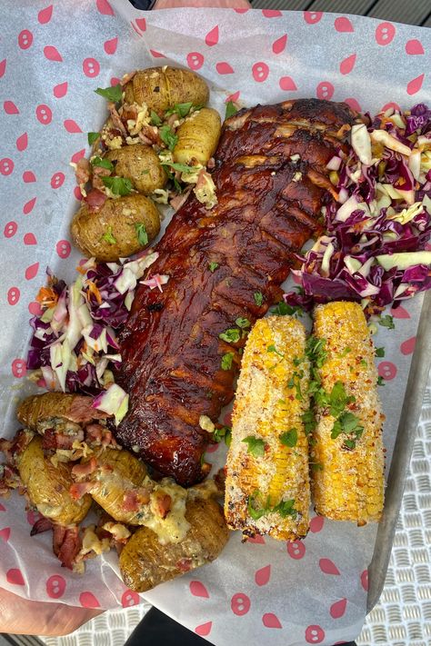 Ribs Plate Presentation, Ribs Presentation Ideas, Ribs Platter Ideas, Rib Meal Ideas, American Bbq Food Ideas, Mexican Bbq Ideas, Comfort Food Side Dishes, Ribs And Potatoes, Cheesy Hasselback Potatoes