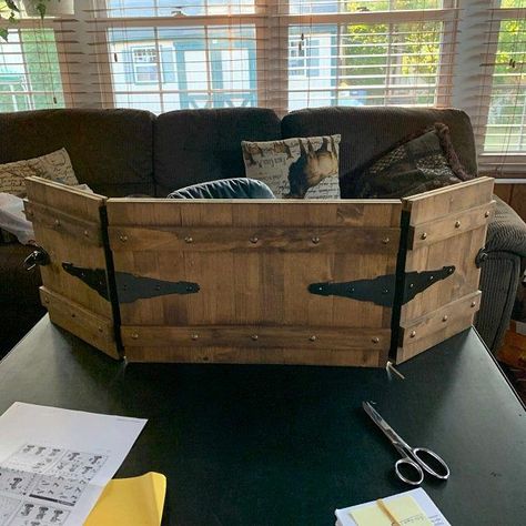 Dnd Diy Projects, Dnd Room Ideas, Dungeons And Dragons Diy, Dnd Room, Dnd Table, Dnd Diy, Dnd Crafts, Dm Screen, Dungeon Master Screen