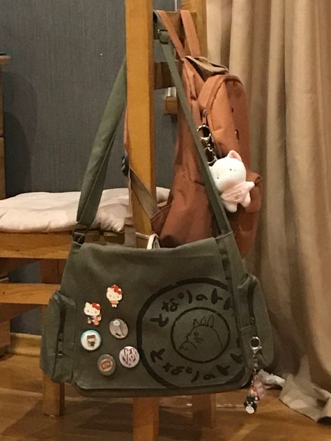 Totoro Messenger Bag, Casual Street Outfits, Mochila Grunge, Cute Messenger Bags, Messenger Bags For School, Casual Outfits For Women, Stylish School Bags, Inside My Bag, Vintage Star