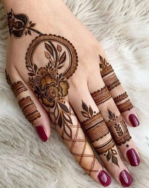 Raksha Bandhan Mehndi Designs, Design Henna, Simple Henna Tattoo, Very Simple Mehndi Designs, Simple Mehndi Designs Fingers, Full Mehndi Designs, Henna Tattoo Designs Simple, Full Hand Mehndi Designs, Mehndi Designs Front Hand