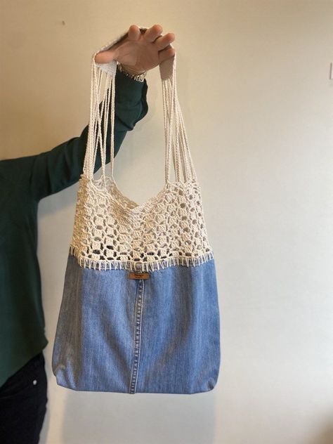 Unique, handmade beige recycled denim bag for women. Perfect for everyday use or to carry your Recycled Denim Tote, Artisanats Denim, Handmade Tote Bags, Mochila Crochet, Denim Bag Diy, Denim Crafts Diy, Crochet Backpack, Crochet Market Bag, Crochet Handbags Patterns