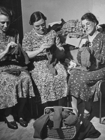 British women knitting for WWII Wwii Posters, Women Knitting, Knitting Humor, Make Do And Mend, British Women, Three Women, Knit Art, Knitted Wit, Sewing Machines