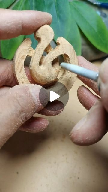 Carving Wood Spirts, Wood Carving Patterns Templates, Easy Wood Carving Ideas, Ornamental Wood Carving, Sculpture Dremel, Whittling Patterns, Wood Carving Art Sculpture, Wood Carving Tools Knives, Carved Wood Sculpture