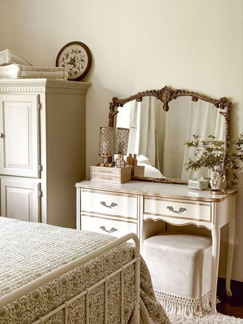 Looking to transform your space? Check out these stunning bedroom decor ideas that will elevate your room to the next level. From cozy and chic to modern and minimalist, find inspiration for your perfect bedroom oasis. Modern Vintage Home Decor Bedroom, French Bedroom Inspirations, Room Inspiration Aesthetic Vintage, Aesthetic Vintage Bedroom Ideas, French Style Bedroom Vintage, Modern Cottagecore Aesthetic, French Room Aesthetic, Introvert Core, Vintage Feminine Bedroom