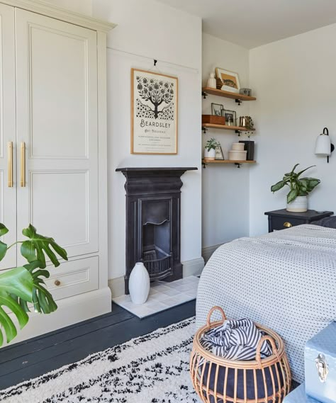 This renovated 1930s home is full of Christmas joy | Real Homes 1930s Bedroom Ideas, 1930s Bedroom, 1930s Interior, Tiny Terrace, Bedroom Alcove, 1930s Home Decor, 1930s House Interior, Backdrop For Christmas, 1930s House Renovation