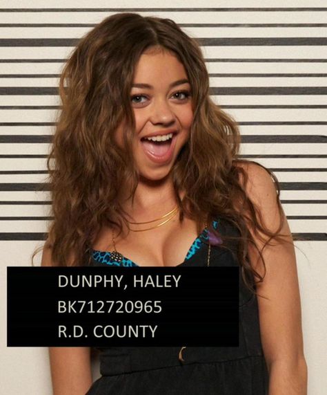 𝒱𝒾𝑜𝓁𝑒𝓉𝒮𝒽𝑒𝓁𝓁 on Instagram: “Haley Dunphy’s mugshots in ‘Modern Family’, 2012” Hailey Dunphy, Modern Family Sarah Hyland, Modern Family Haley, Haley Modern Family, Geek Charming, Haley Dunphy, Celebrity Mugshots, Sarah Hyland, I Love Cinema