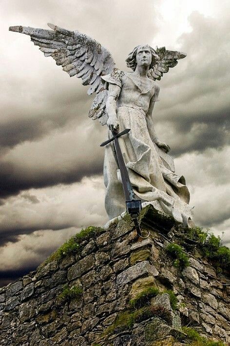 St Michael 천사와 악마, Cemetery Angels, Istoria Artei, I Believe In Angels, Angel Sculpture, Ange Demon, Cemetery Art, San Michele, 다크 판타지