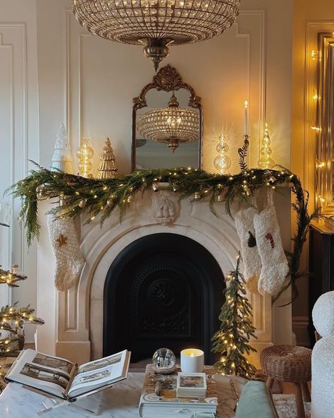 Parisian Christmas Decor, Holiday Decor Trends, Parisian Home Decor, White Christmas Lights, Holiday Mantel, Modern Christmas Decor, Christmas Mantel Decorations, Christmas Living Rooms, Christmas Mantle