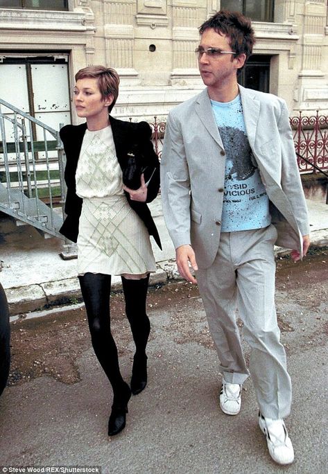 CKate's pixie crop in 2001 shot alongside Jefferson, .. Jefferson Hack, 90s Fashion Icons, Kate Moss Street Style, Kate Moss 90s, Pixie Crop, Kate Moss Style, Going Grey, What Katie Did, Fashion Calendar