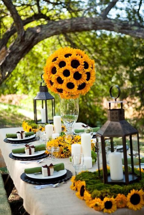 Sunflower Wedding Centerpieces, Lilac Wedding Flowers, Summer Wedding Centerpieces, Affordable Wedding Flowers, Sunflower Wedding Decorations, Church Wedding Flowers, Summer Table Settings, Sunflower Centerpieces, Sunflower Party