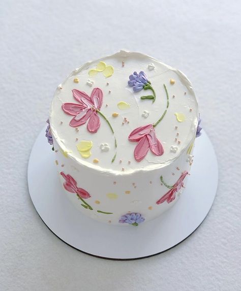 Animal Cakes Buttercream, Simple Cake Decorating Flowers, Simple Pretty Cake Designs, Mini Sweets Ideas, Pretty Bento Cake, 2d Cakes Design, Small Flower Cake, Simple Aesthetic Birthday Cakes, Easy Cake Decorating Ideas Birthdays