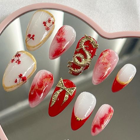 Year of the Dragon: 24 Gorgeous Lunar New Year Nail Sets Lunar Year Nails, Lunar New Years Nails, Dragon Inspired Nails, Chinese Red Nails, Lunar New Year Nails Dragon, Year Of The Dragon Nails, China Nails Design, Red Dragon Nails, Chinese Dragon Nails Designs