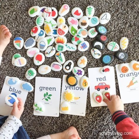 Fun sorting activity for kids | #kidscrafts Art Ideas For Teens, Weather Stones, Color Flashcards, Story Stones, Imaginary Play, Diy Bricolage, Creative Games, Kids Classroom, Color Sorting