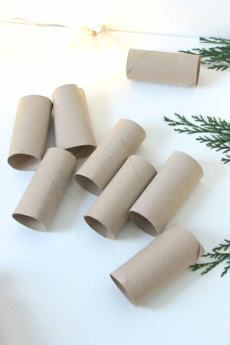 Toilet Roll Snowflake, Toilet Paper Tube Snowflakes, Diy Christmas Ornaments Toilet Paper Roll, Toilet Paper Roll Snowflakes, Snowflake Toilet Paper Roll, Paper Roll Snowflakes, Quick Kids Crafts, Diy Christmas Decorations Dollar Store, Snowflakes Ornaments