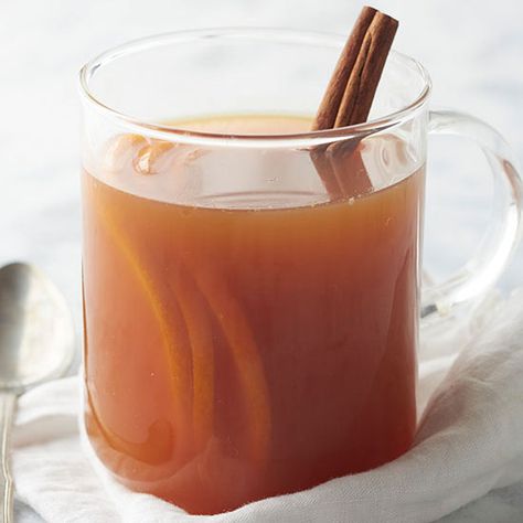 Chai-Maple Cider Holiday Apple Cider, Slow Cooker Drinks, Holiday Party Drinks, Classic Hot Chocolate, Hot Drinks Recipes, Cranberry Juice Cocktail, Winter Drink, Homemade Apple Cider, Oatmeal Cream Pies