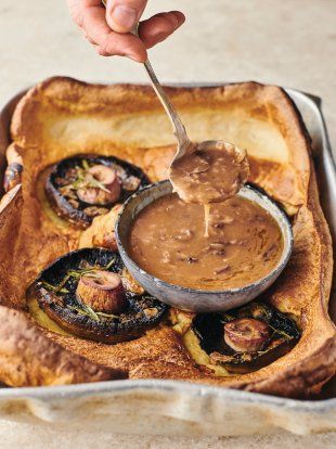 Food doesn’t get more comforting than this: Jamie’s twist on toad-in-the-hole using portobello mushrooms served with an incredible onion and porter gravy Cena Light, Vegetarian Christmas Recipes, Veggie Mains, Chef Jamie Oliver, Toad In The Hole, Vegetarian Christmas, Veggie Dinner, Jamie Oliver Recipes, Cauliflower Cheese