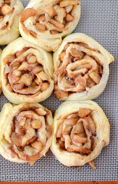 Caramel Apple Cinnamon Rolls, Caramel Apples Easy, Crazy For Crust, Apple Cinnamon Rolls, Apple Breakfast, Easy Caramel, Crescent Roll Recipes, Amish Recipes, Apple Desserts