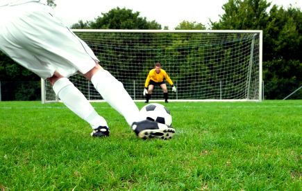 6 tips for penalty kicks - #soccer drills Penalty Kick, Bratislava Slovakia, Soccer Drills, Professional Soccer, Soccer Tips, Basketball Drills, Soccer Goal, Field Goal, Free Kick