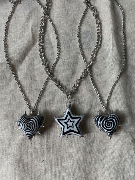 Clay Crafts Y2k, Y2k Emo Jewelry, Clay Y2k Ideas, Clay Crafts Alt, Star Necklace Y2k, Y2k Jewelry Diy, Clay Star Necklace, Clay Goth Ideas, Y2k Clay Ideas