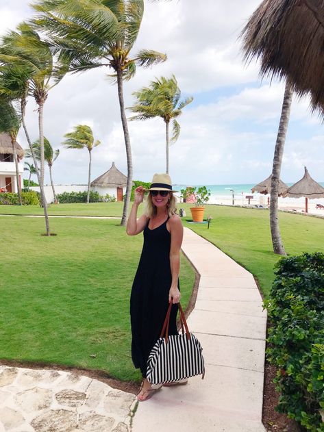 Cancun Winter Outfits, Resort Style 2023, Mexico Vacation Outfits Mom, Can Cun Mexico Outfits, Mexico 2023 Outfits, Plane Outfit To Mexico, Mexico Wardrobe Vacation Packing, Travel Mexico Outfits, Womens Mexico Vacation Outfits