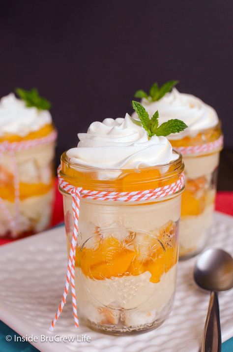 Enjoy these irresistibly delicious peach parfaits! Layers of angel food cake, peach pie filling, and no-bake cheesecake make these cups the perfect summertime treat. Get ready for smiles all around Strawberry Mousse Cake, Mason Jar Desserts, Cheesecake Parfaits, Peach Pie Filling, Peach Recipes, Pie Cheesecake, Miniature Foods, Dessert In A Jar, Mini Dessert