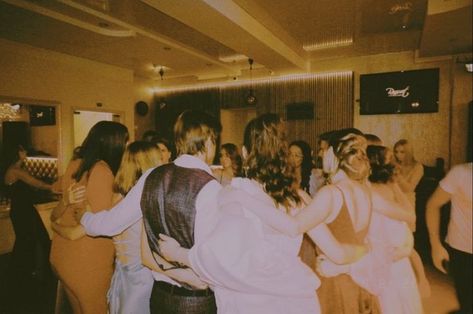 Prom Party Photoshoot, Highschool Prom Aesthetic, Homecoming Queen Aesthetic, Family Party Aesthetic, Formal Party Aesthetic, Prom Aesthetic Photography, Prom Party Aesthetic, High School Prom Aesthetic, Prom Aesthetic Friends