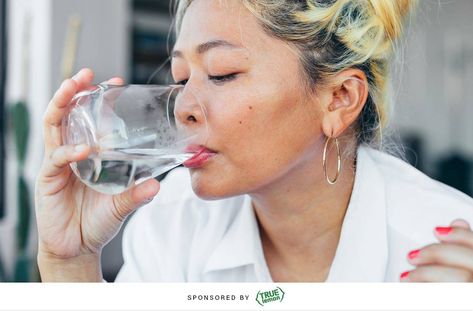 Here are five tips on how to stay hydrated even if you hate drinking plain water, plus info on the benefits of hydration from a nutritionist. #Glass Sugar Detox Symptoms, Sugar Withdrawal Symptoms, Effects Of Sugar, Types Of Magnesium, Craving Sweets, Sugar Diet, Quit Sugar, Low Sugar Diet, Sugar Detox