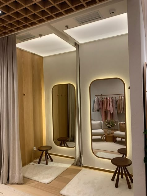 Ruangan Studio, Fashion Store Design, Retail Store Interior Design, Clothing Store Interior, Clothing Store Design, Store Design Boutique, Retail Store Interior, Showroom Interior Design, Boutique Interior Design