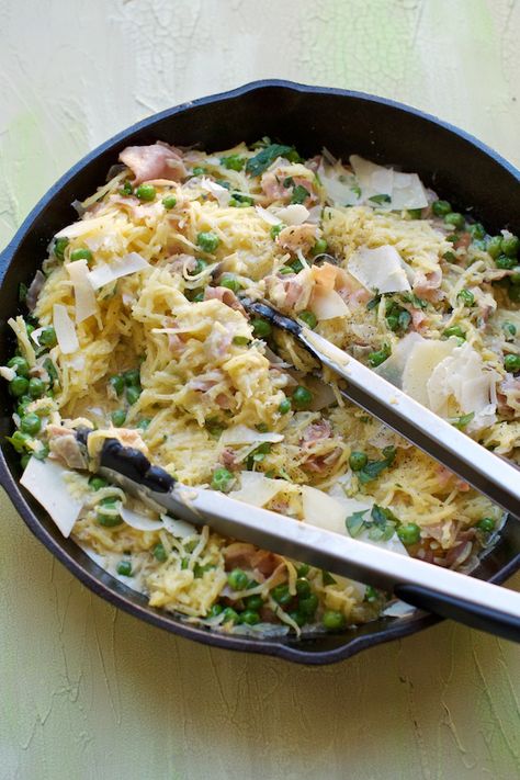 Spaghetti Squash with Ham, Peas & Cream Sauce: This is one of our favorite "pasta" not pasta recipes. The spaghetti squash is a great alternative to regular pasta. This is a well balanced, easy, quick weeknight meal! Spaghetti Squash And Ham Recipes, Ham And Spaghetti Squash, Ham Spaghetti Squash, Broccoli Spaghetti, Bacon Peas, Pasta Recipes Alfredo, Pasta Alfredo, Vegetarian Mexican, Healthy Italian