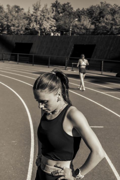 Athletic Girl Aesthetic, 6 Week Half Marathon Training, Run A Marathon, Field Athletes, Track Pictures, Half Marathon Training Plan, Interval Running, Tempo Run, Running Team