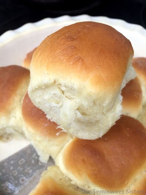 Dinner Rolls Dairy Free Dairy Free Biscuits, Dinner Roll Recipe, Dairy Free Bread, Quick Rolls, No Yeast Dinner Rolls, Dinner Roll, Homemade Rolls, Dairy Free Dinner, Easy Rolls