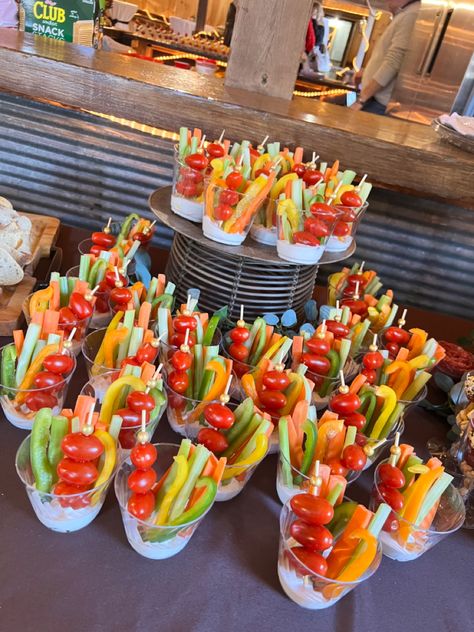 Inflatable Serving Bar Ideas, Catering Plates Ideas, Farmers Market Snacks, Veggie Cups For Party, Farmers Market Party Food, Veggie Catering, Veggie Cups With Dip, Caesar Salad Cups, Farmers Market Party