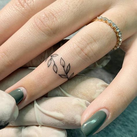 Leaf Finger Tattoo, Vine Ring Tattoo, Finger Tattoo Meaning, Tatoo Ring, Tattoo Leaves, Tatuaje Studio Ghibli, Finger Tattoos For Couples, Ring Tattoo Designs, Wedding Band Tattoo