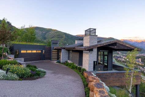 A Clifftop Beauty in Vail's Buffehr Creek Neighborhood - Mountain Living Modern House In The Woods, Homestead Vibes, Montana Farmhouse, Deck Trellis, Montana Lodge, Views Mountain, Aspen Home, Modern Mountain House, Mountain Home Exterior