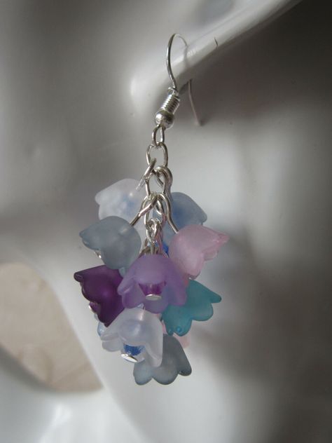 Earring Handmade Ideas, Multicoloured Earrings, Market Crafts, Handmade Earings, Lucite Flower Earrings, Handmade Dangle Earrings, Lucite Jewelry, Bead Diy, Diy Jewelry Projects