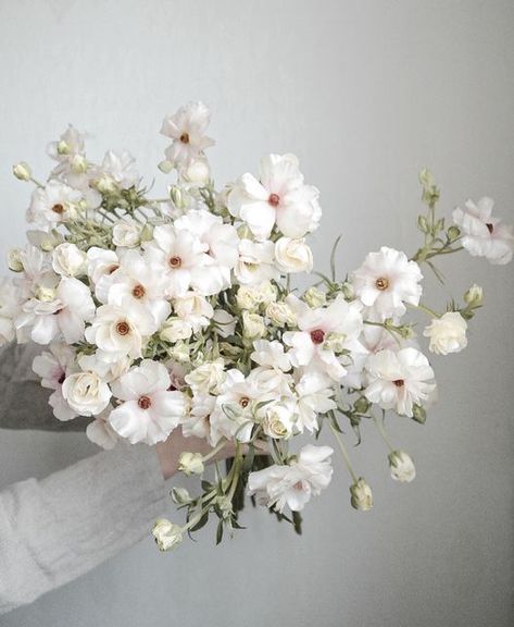 Ranunculus Wedding Bouquet, Butterfly Ranunculus, Ranunculus Bouquet, Savannah Wedding, White Wedding Flowers, Floral Photo, Chelsea Flower Show, Wedding Tablescapes, April 19