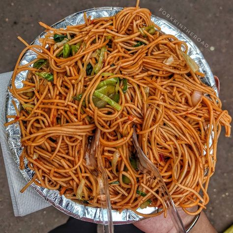 Chowmin Desi Street Food, Foodie Photography, Veg Food, Love Street, Spicy Noodles, Indian Street, Outdoor Eating, Chow Mein, Indian Street Food