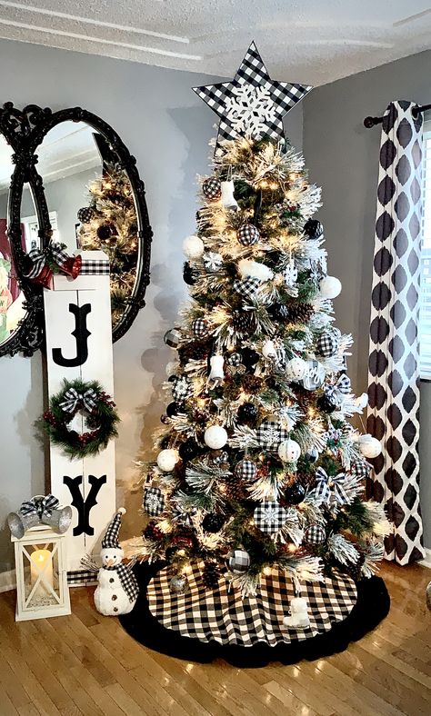 Black White Buffalo Plaid Christmas Tree, Christmas Gnomes Decor Ideas, Black And White Buffalo Plaid Christmas Tree Ideas, Christmas Tub Ideas, Black And Silver Christmas Tree Decor, Farmhouse Themed Christmas Tree, Christmas Tree Themes Colors Black, Black Decorations Christmas Tree, Cool Christmas Trees Themes