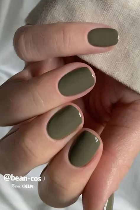 40 Olive Green Nails That Every Chic Girl Needs To Get ASAP Matt Olive Green Nails, Minimalist Nails Sage Green, Green Nail Manicure, Oliver Green Nails, Simple Olive Green Nails, Light Army Green Nails, Olive Green Spring Nails, Sage Green Natural Nails, Olive Colored Nails