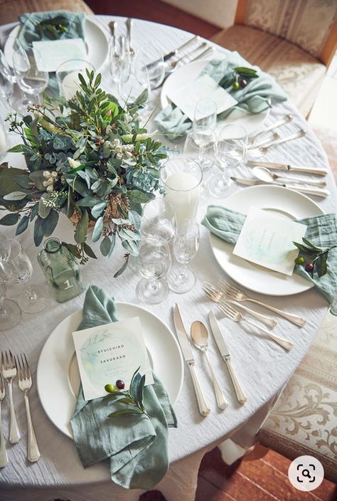 Round Table Settings, Green Table Settings, Round Wedding Tables, Wedding Guest Table, Wedding Table Designs, Tafel Decor, Sage Wedding, Sage Green Wedding, Green Table