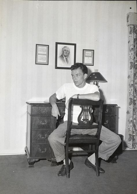 Frank Sinatra - Sitting at desk. The man was sexy as hell. Irregardless what you thought about him. Young Frank Sinatra, Sitting At Desk, Dark Harry, Yves Montand, Morrison Hotel, Toluca Lake, Nancy Sinatra, Gene Kelly, Rat Pack